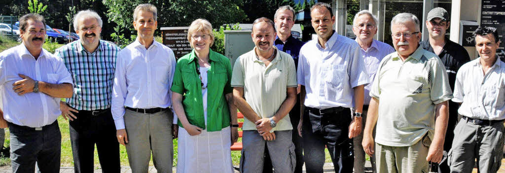 MdL Klaus Schüle (Dritter von links) informierte sich im Waldfreibad Häusern/Höchenschwand über die Arbeit des betreibenden Fördervereins. Im Bild sind die Mitglieder des Fördervereins, Anita Tröndle vom CDU-Gemeindeverband sowie Thomas Kaiser, Stefan Dorfmeister und einige Gemeinderäte zu sehen. Foto: Stefan Pichler