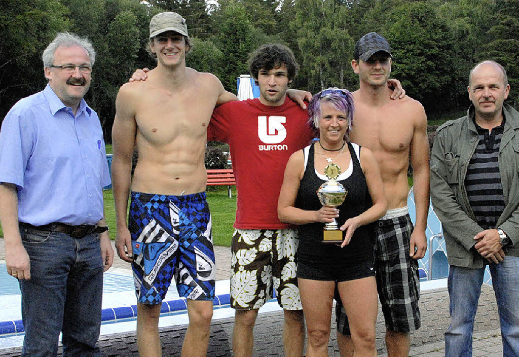 Die „Schnibbys“ siegten zum dritten Mal in Folge und dürfen den Pokal nun behalten. Bürgermeister Thomas Kaiser (links) hat versprochen, eine neue Trophäe zu stiften. Darüber freut sich auch Schwimmbadfördervereinsvorsitzender Rainer Schwinkendorf (rechts). Foto: BZ