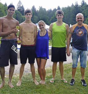 Die Lenzkircher Beachvolleyballmannschaft Sportivo siegte beim Turnier im Waldfreibad in Häusern. Unter den vielen Badegästen am Wochenende war auch die 20000 Besucherin, Foto: Privat/Sebastian Hautli