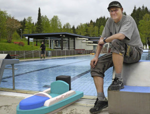 Olaf Döhring, Schwimmmeister im Waldfreibad Häusern-Höchenschwand, an seinem Arbeitsplatz Foto: Dominik Bloedner