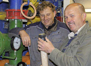 Olaf Döring (links) und Rainer Schwinkendorf mussten einige Filterstrümpfe auswechseln. Foto: Cornelia Liebwein