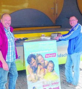 Gut gelaunt zeigten sich der Vorsitzende des Fördervereines Waldfreibad, Rainer Schwinkendorf und der Beisitzer Michael Herr nach dem Verkauf der Saisonkarten am vergangenen Samstag. Bild: förderverein