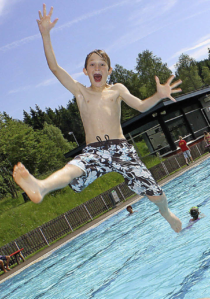 Endlich Badewetter: Die Freude war nicht nur bei diesem Jungen groß. Seit Wochenbeginn kamen bis zu 1160 Besucher an einem Tag ins Waldfreibad. Foto: Cornelia Liebwein